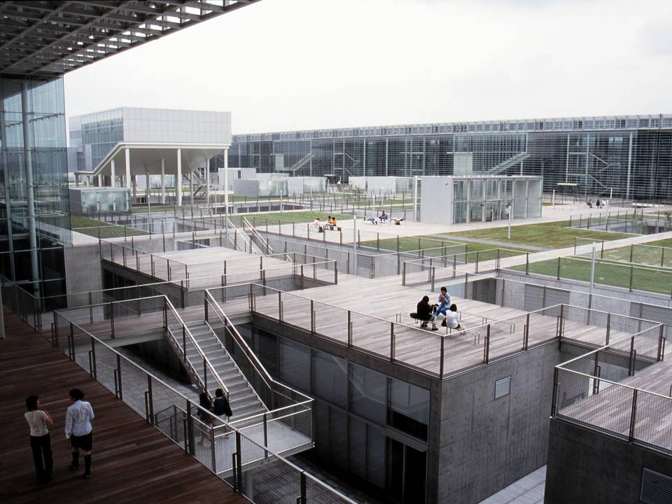 Los nueve edificios de la Universidad de la Prefectura de Saitama están unidos por terrazas que se convierten en pasillos entre patios y espacios verdes.