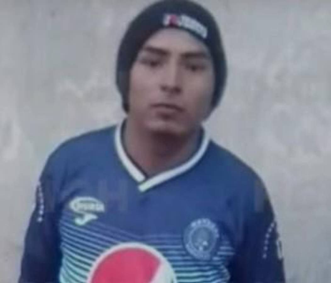 Elmer Alexander Gómez Vásquez es la víctima rescatada por los bomberos.