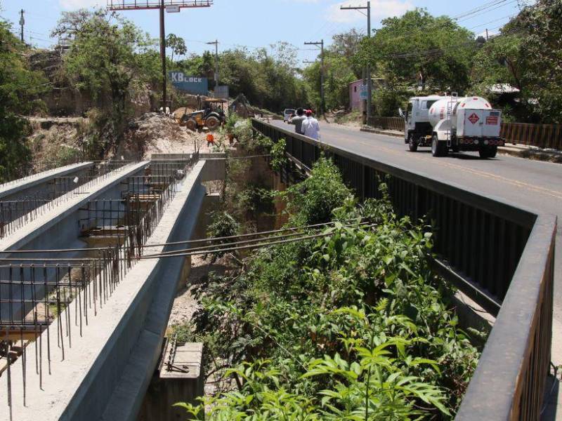 El proyecto de ampliación del puente Germania avanza con la colocación de vigas, etapa clave para la obra que beneficiará a miles de vehículos diarios en la capital.
