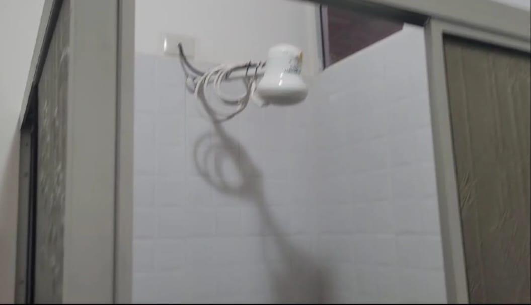 $!En la habitación acondicionaron un espacio para la ducha con agua caliente, cuyas puertas eran corredizas y semi transparentes.