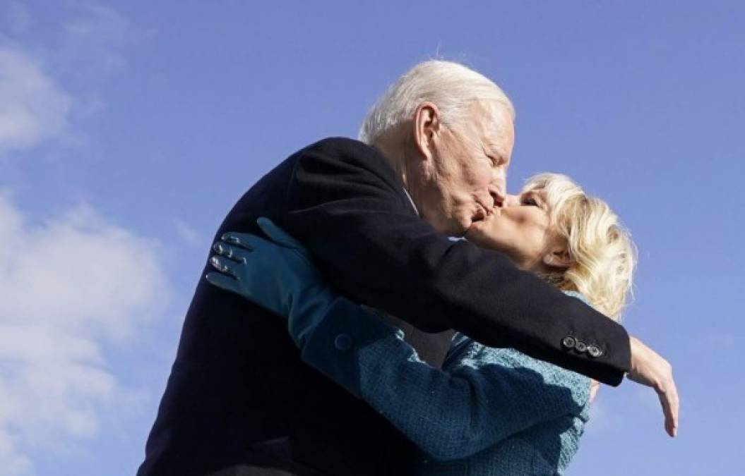 Besos y abrazos entre Joe y Jill Biden, los más románticos de la toma de posesión