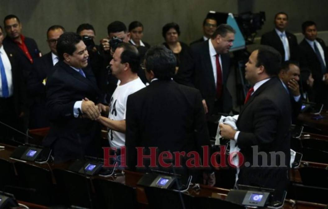 FOTOS: Empujones y gritos en la instalación de tercera legislatura