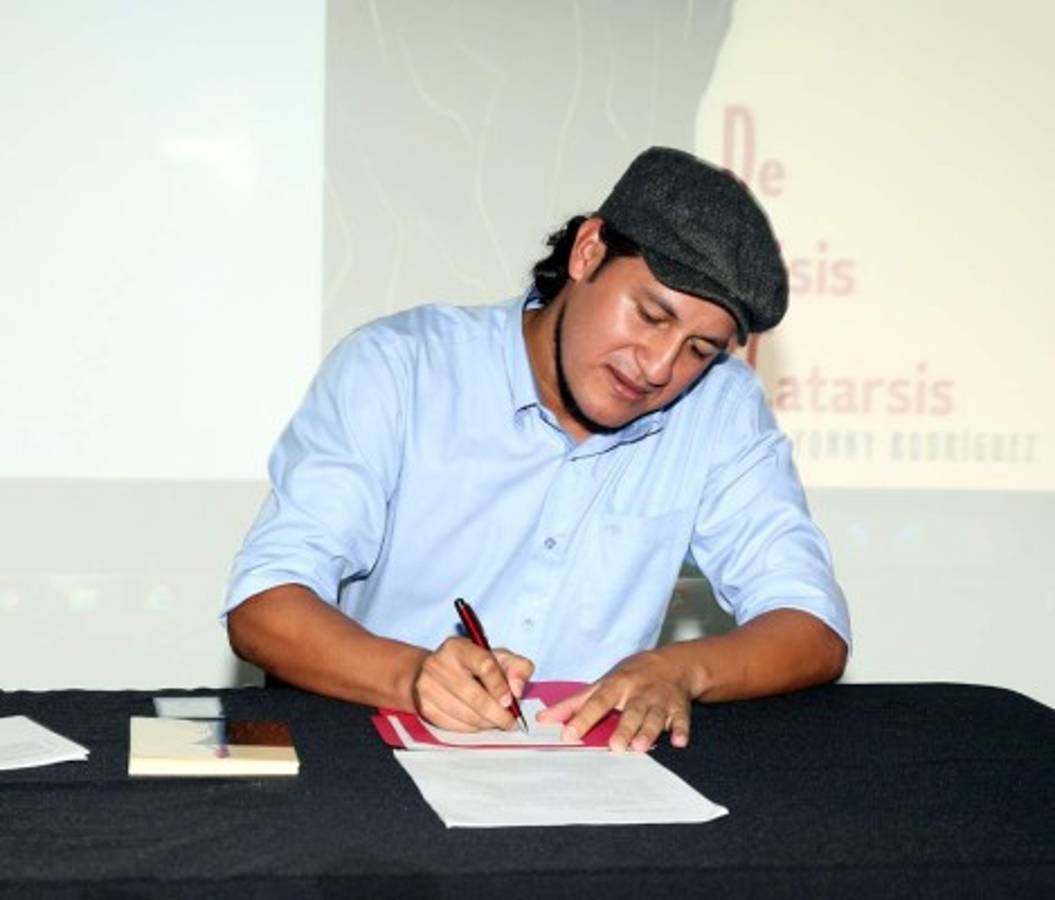 El poeta Yonny Rodríguez hace un llamado de atención a la indiferencia con su libro 'De Crisis y Catarsis'