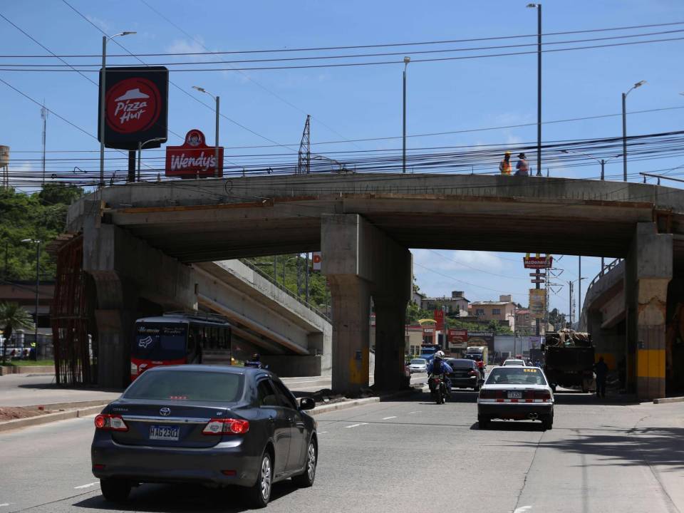 El puente tiene una altura suficiente para que los vehículos pesados puedan circular con normalidad.