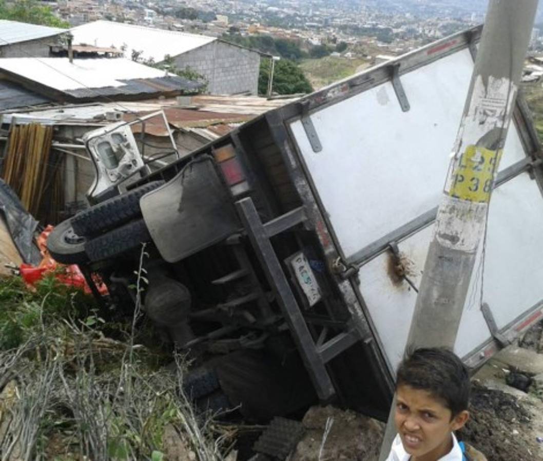 Camión cae sobre una vivienda de Tegucigalpa