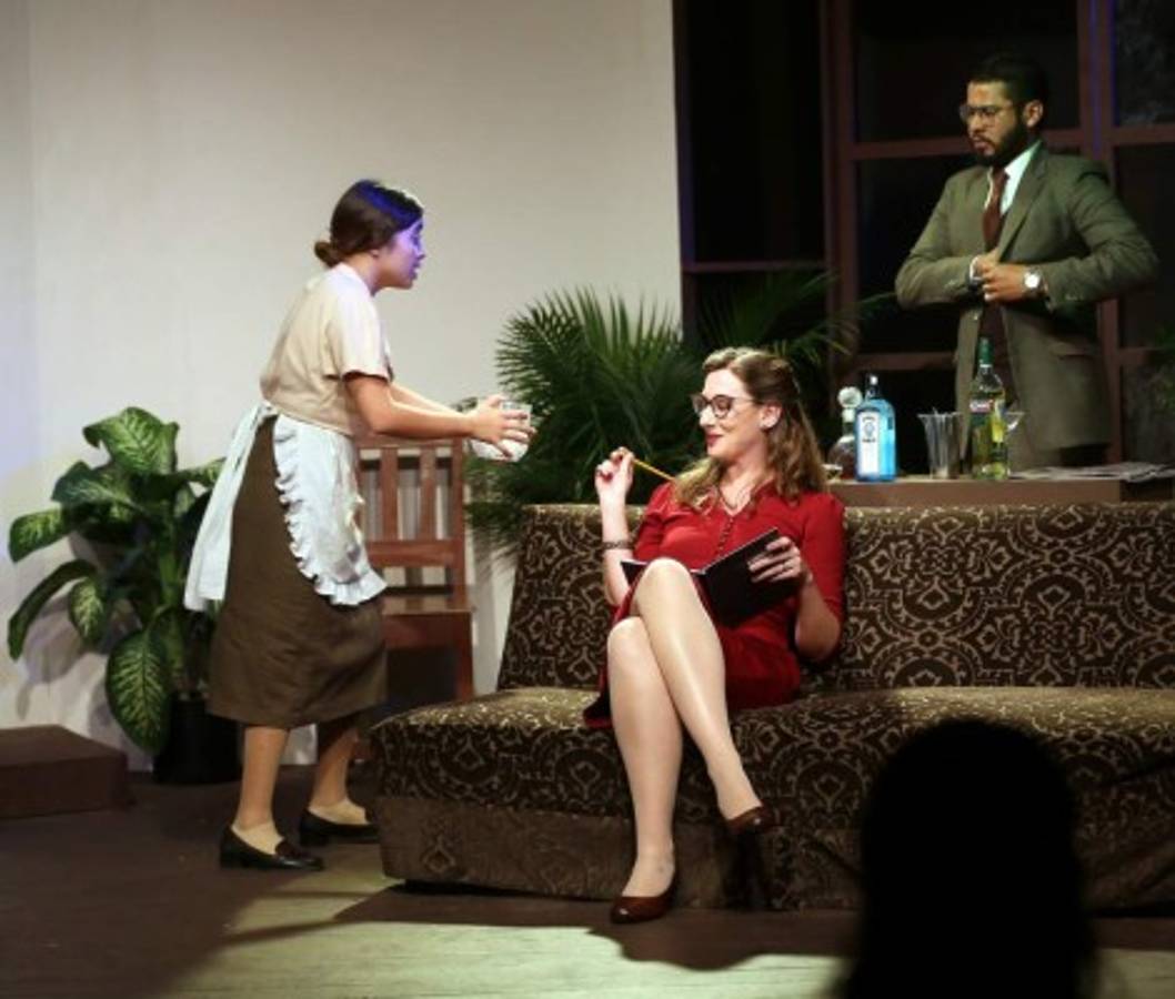 Una pareja de escritores espera con ansias contactar a los espíritus del más allá.