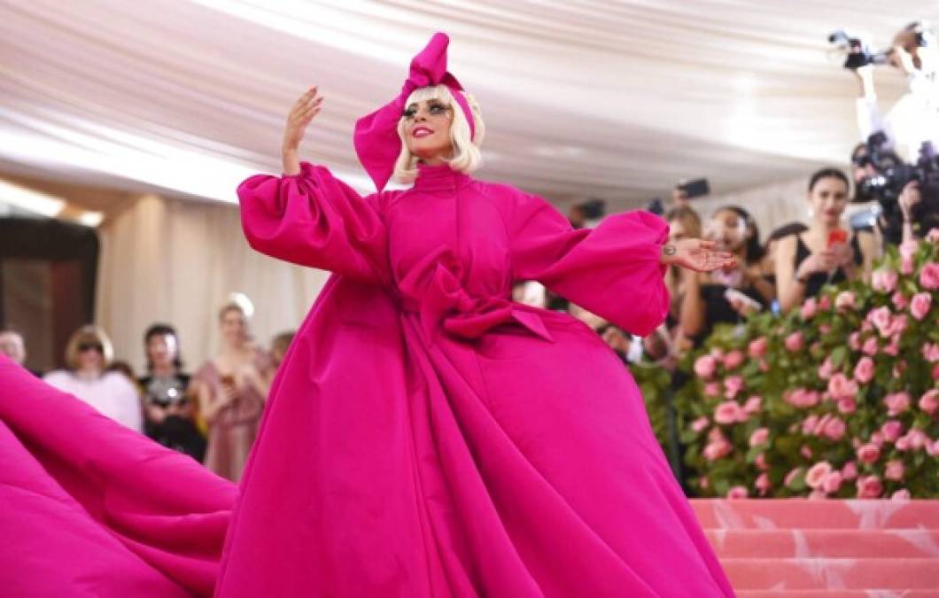 (FOTOS) Lady Gaga impacta en la MET Gala 2019: aparece en vestido y termina en lencería