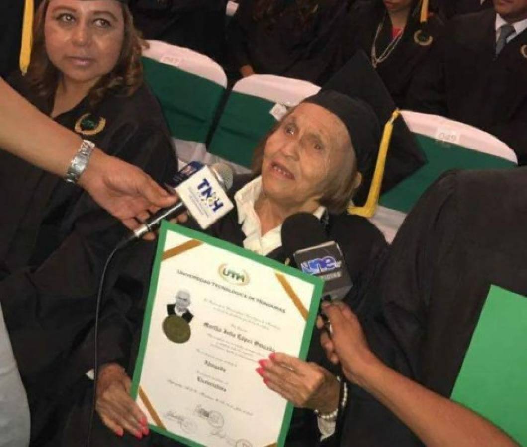 Ejemplar hondureña recibe su título de abogada a los 80 años de edad
