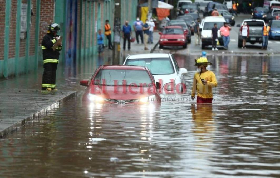 Carros anegados y personas atrapadas en la Kennedy tras fuerte tormenta en la capital