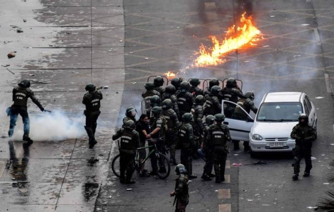 Incendios, saqueos y enfrentamientos en tercera protesta más intensa en Chile contra Piñera (FOTOS)