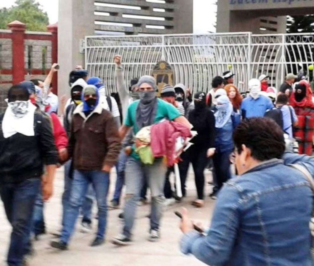 Estudiantes desalojan de forma pacífica la UNAH en Tegucigalpa