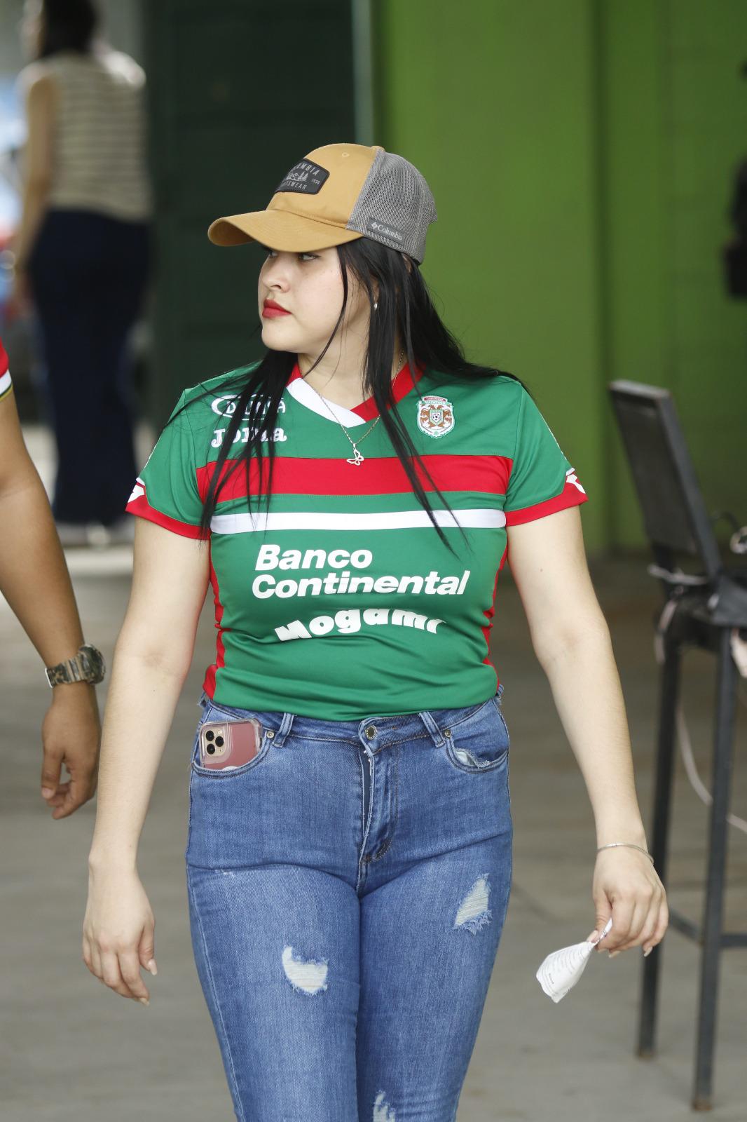 Las bellas chicas que fueron captadas en el estadio Yankel Rosenthal en juego de Marathón