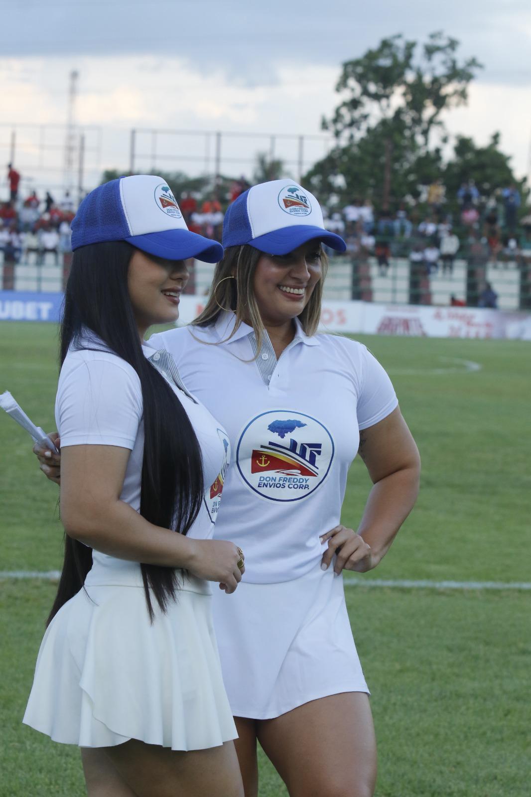 Bellas chicas llenan Choloma para partido ante el Olimpia