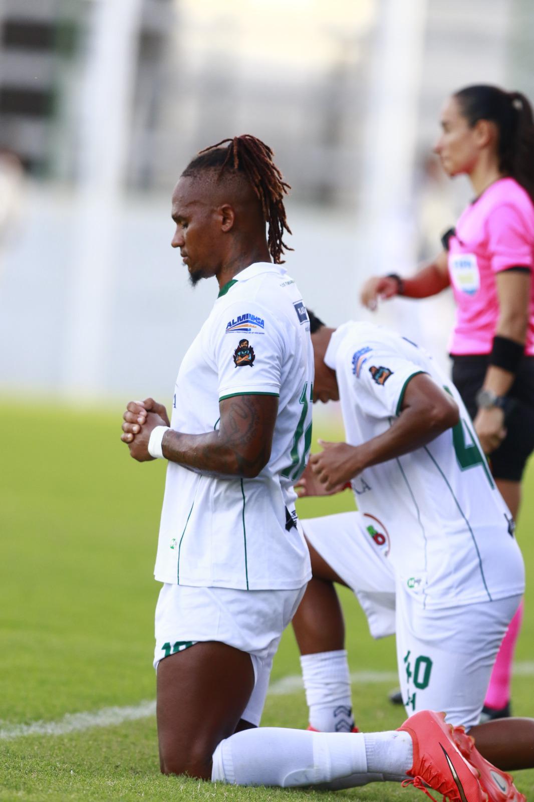 Tiktoker se roba las miradas, belleza y eufórica celebración en el Excélsior en triunfo de Platense