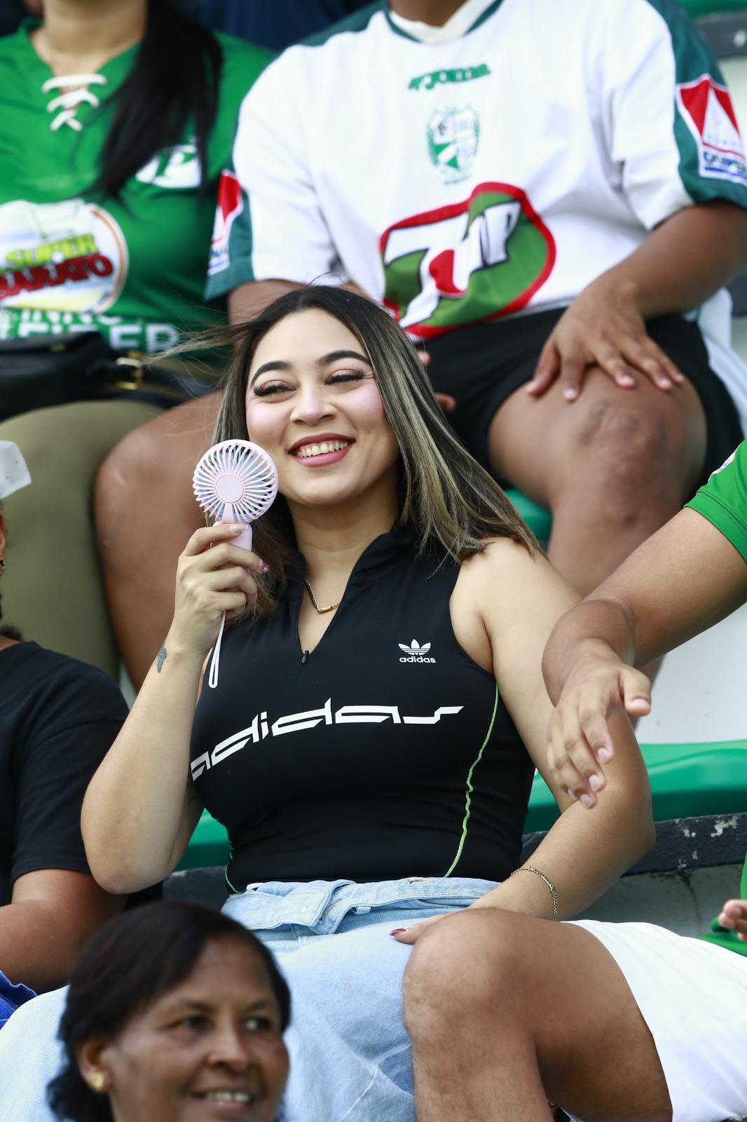 Tiktoker se roba las miradas, belleza y eufórica celebración en el Excélsior en triunfo de Platense
