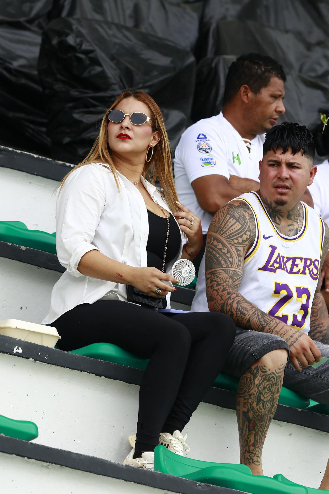 Tiktoker se roba las miradas, belleza y eufórica celebración en el Excélsior en triunfo de Platense