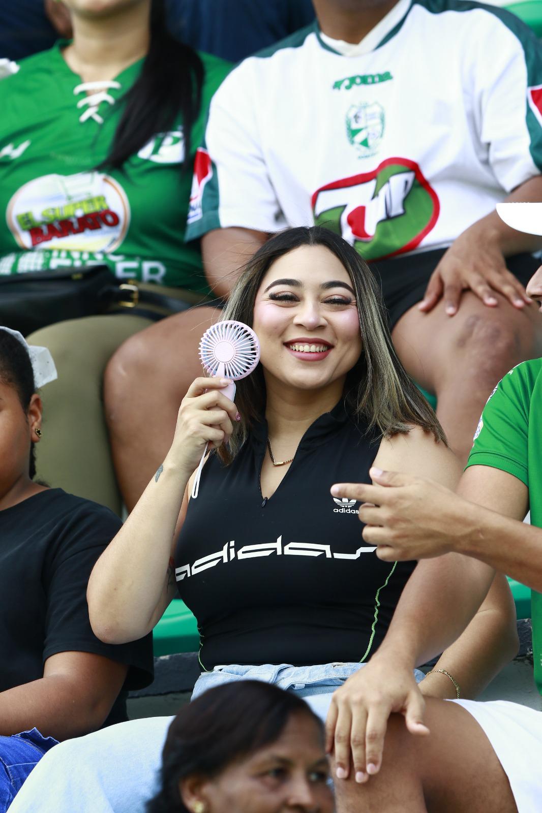 Tiktoker se roba las miradas, belleza y eufórica celebración en el Excélsior en triunfo de Platense