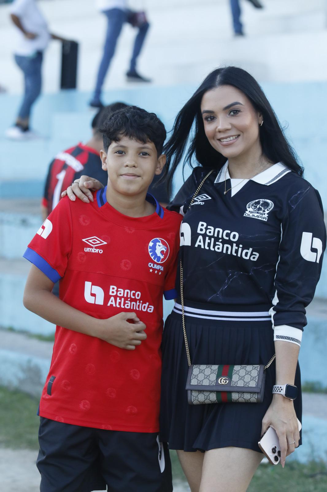 Bellas chicas llenan Choloma para partido ante el Olimpia