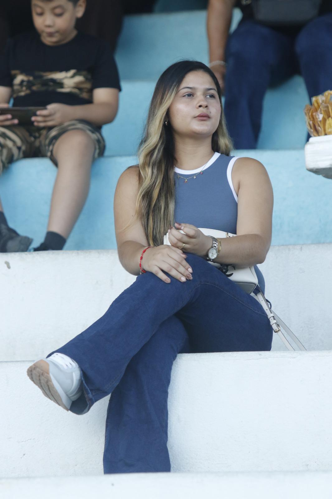 Bellas chicas llenan Choloma para partido ante el Olimpia