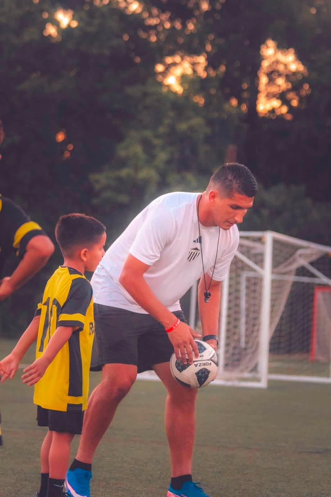 Se retiró del fútbol y sorprende con su nuevo trabajo en Estados Unidos: así es la vida de Johnny Leverón