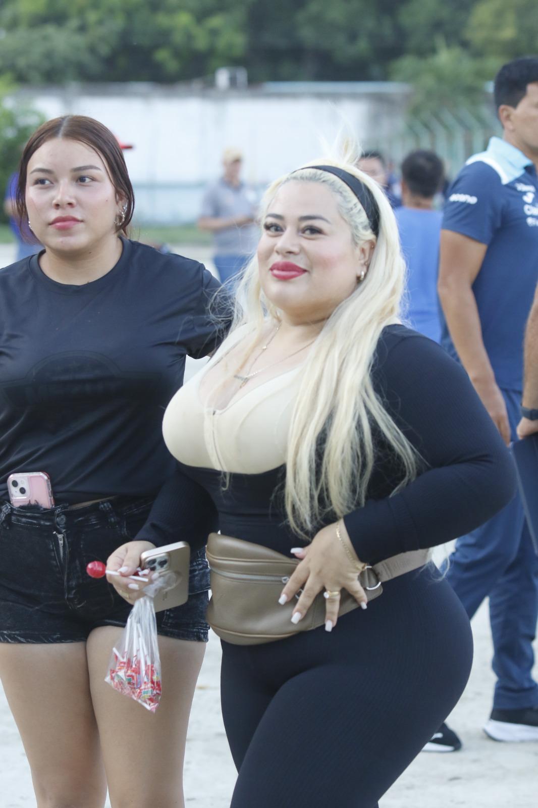 Bellas chicas llenan Choloma para partido ante el Olimpia
