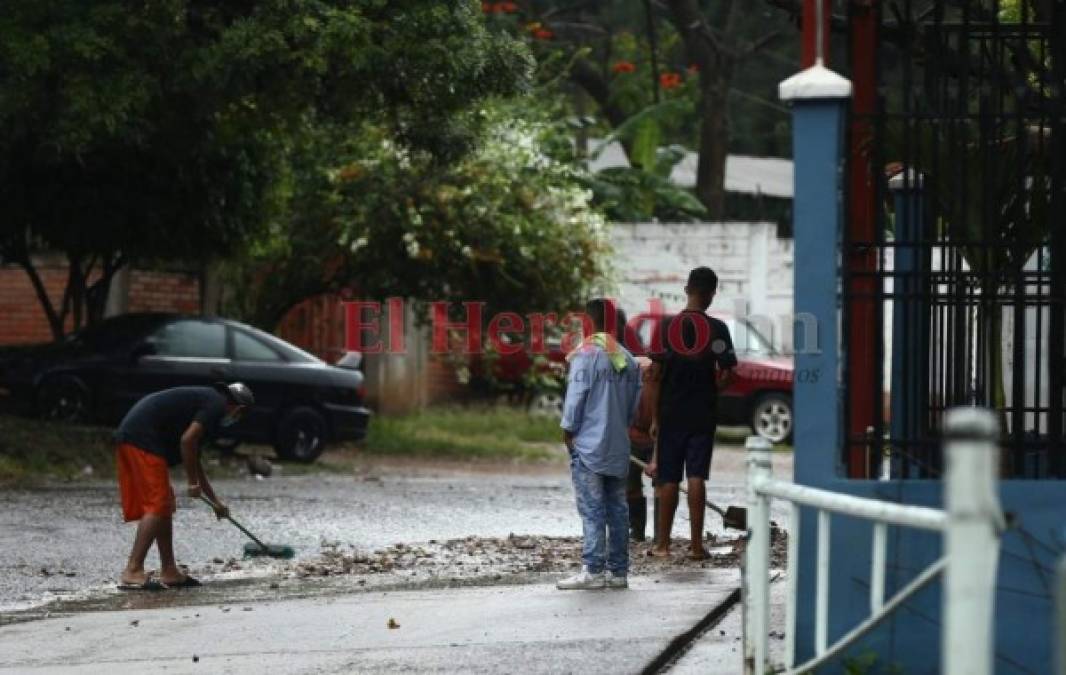 Carros anegados y personas atrapadas en la Kennedy tras fuerte tormenta en la capital