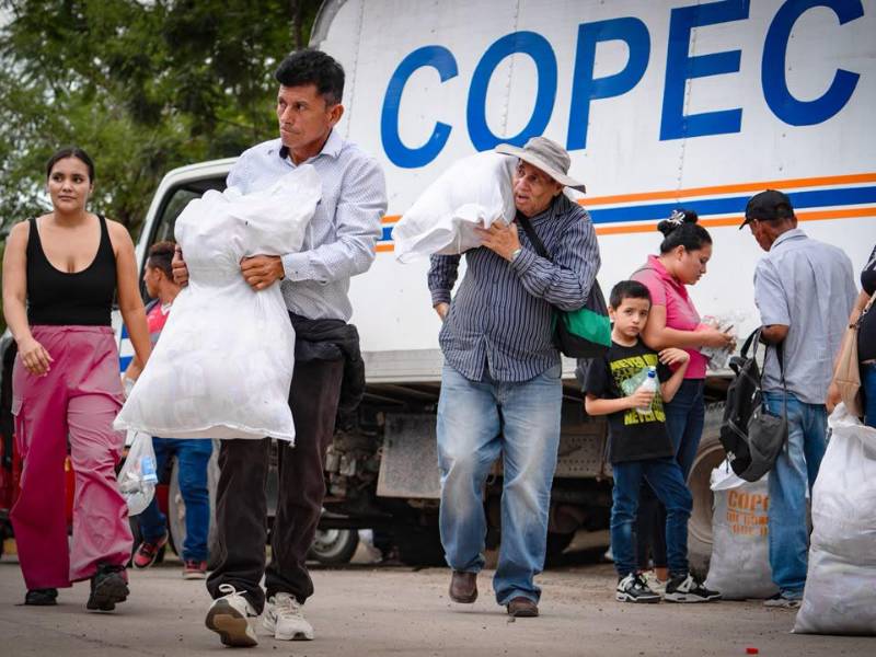 Las autoridades dijeron que cada saco de comida está valorado en 4,000 lempiras. Que lleva alimentos y medicamentos para atender a las personas afectadas.