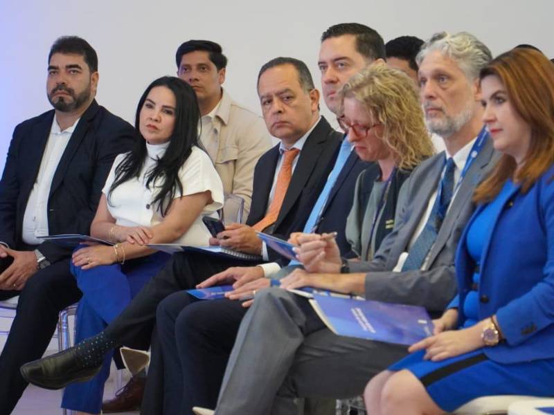 Cossette López, consejera del CNE, estuvo presente junto a autoridades de la Unión Europea y de otras instituciones publicas de Honduras.