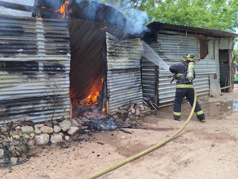 Mientras los hondureños disfrutan de unas vacaciones, los miembros del Cuerpo de Bomberos están atentos a proteger los bienes y propiedades.