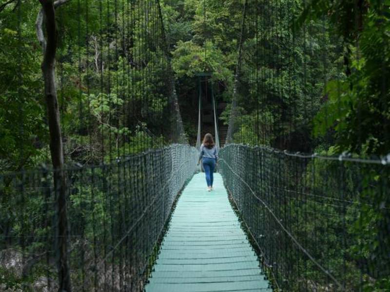 Transitar por el puente colgante de más de 200 metros de longitud es una experiencia inolvidable.