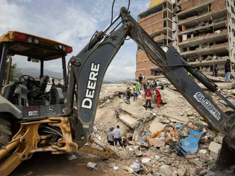 <b>TRABAJO.</b> Tras la partida de los equipos de rescatistas internacionales, Venezuela se centra en la remoción de escombros y la recuperación de cadáveres en las zonas devastadas por los terremotos del pasado 24 de junio.