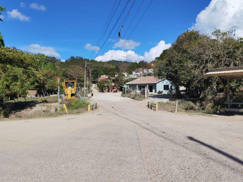 Habitantes de Lepaterique reportan la llegada de maquinaria que será utilizada para la pavimentación de la carretera, una obra esperada por años en esta zona montañosa.