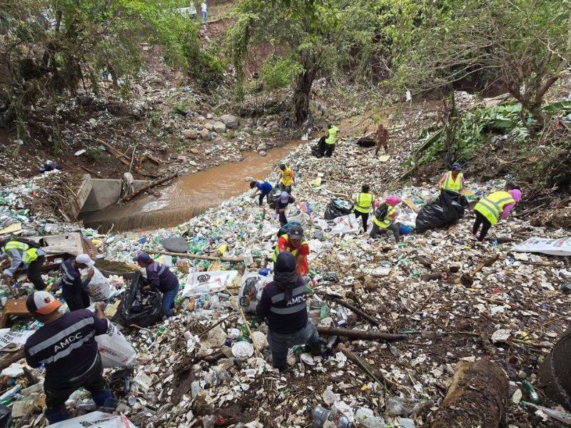 Equipos municipales intervienen la quebrada La Salada, sector 1, para retirar sedimentos, basura, ramas y otros obstáculos.