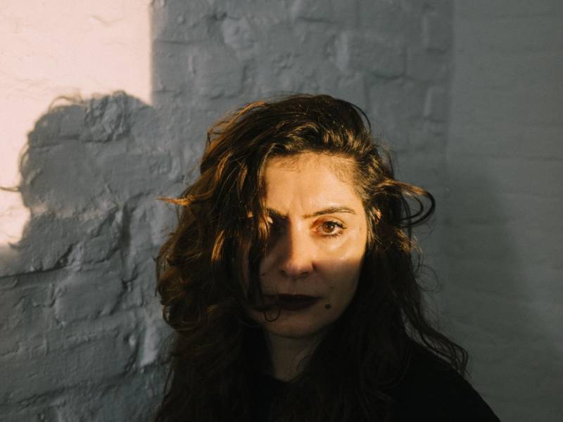 Rosa Barba en su estudio en Berlín. Actualmente exhibe una instalación en el Museo de Arte Moderno de NY. (Mustafah Abdulaziz para The New York Times)