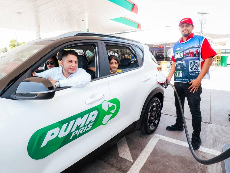 Jony Flores, ganador del segundo sorteo de la promoción, recibió su KIA Sonet en la estación Puma Nacaome, en Valle, como parte de la ruta de premios de Puma Energy.