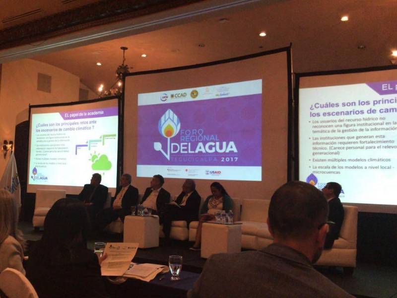 Nabil Kawas como panelista en un foro regional del agua en Tegucigalpa en 2017.
