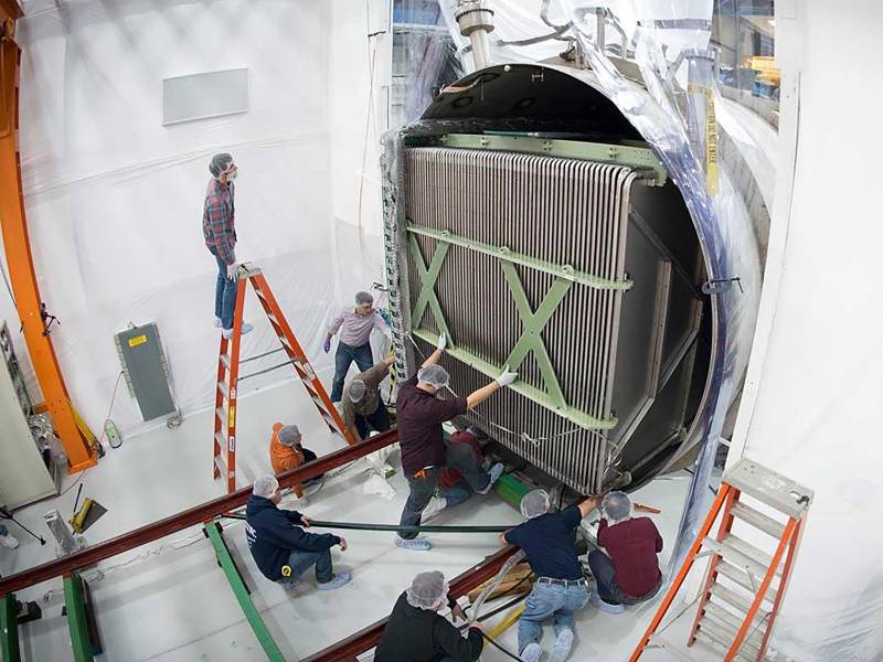 Maquinaria es instalada para el experimento MicroBooNE en el Laboratorio Nacional del Acelerador Fermi en el 2013. (Reidar Hahn/Fermilab)