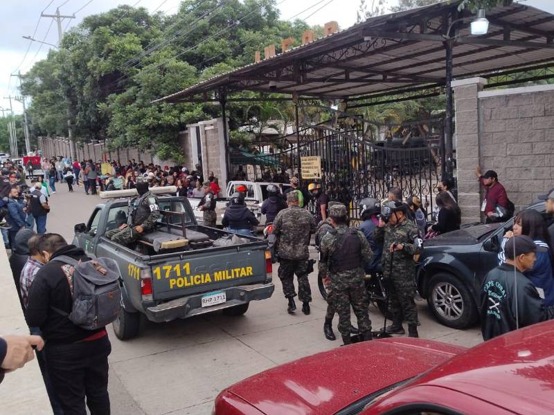 Los partidos Nacional, Liberal, Libre y Pinu-SD llegaron al Centro Logístico Electoral (CLE) en Tegucigalpa, bajo estricta vigilancia militar.