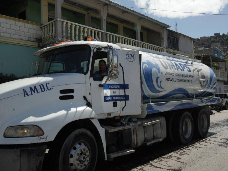 Los vehículos cisternas de la Alcaldía Municipal realizan a diario abastecimiento de agua potable en barrios y colonias ante la emergencia hídrica.