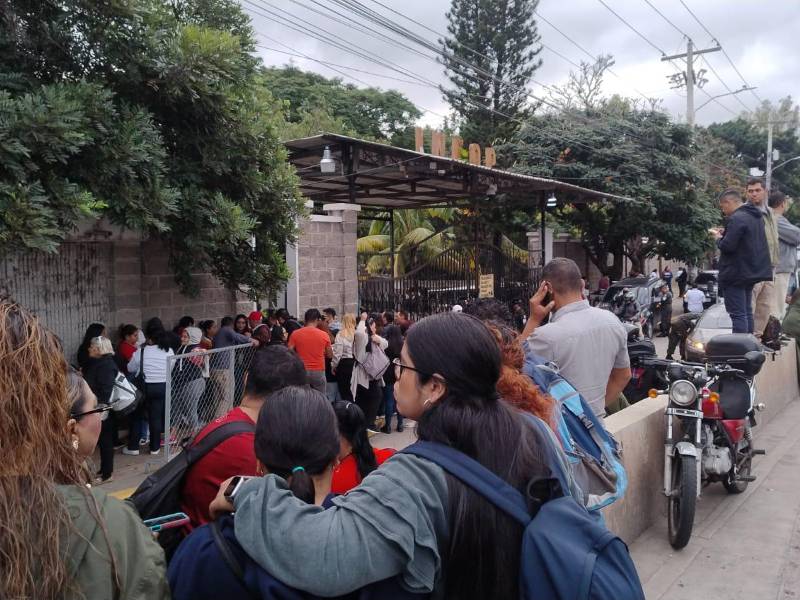 Representantes de los distintos partidos coincidieron en que trabajan bajo presión y, en algunos casos, con credenciales prestadas