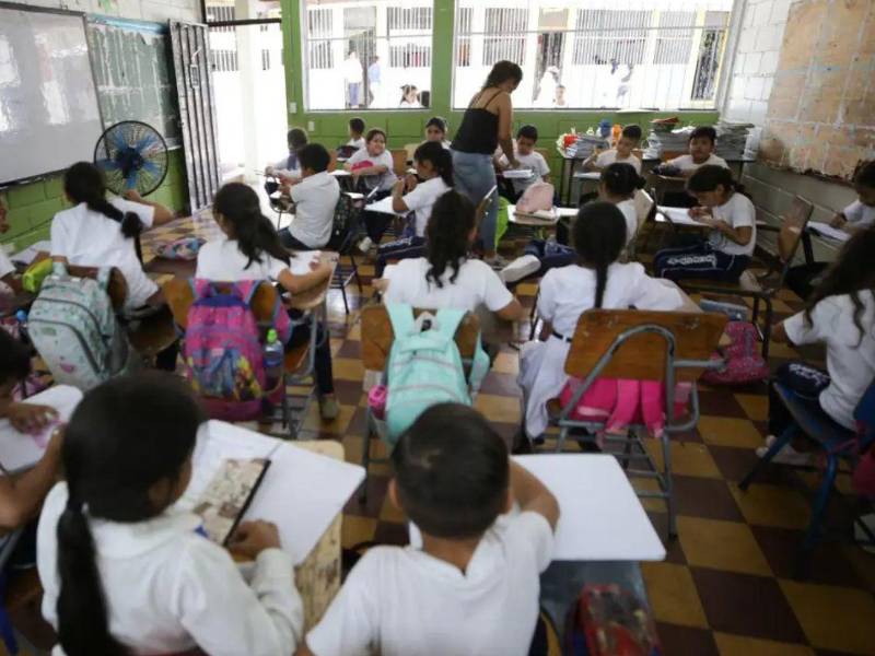 La sobrepoblación en las aulas persistió; maestros de educación básica llegaron a atender hasta 42 estudiantes por clase.