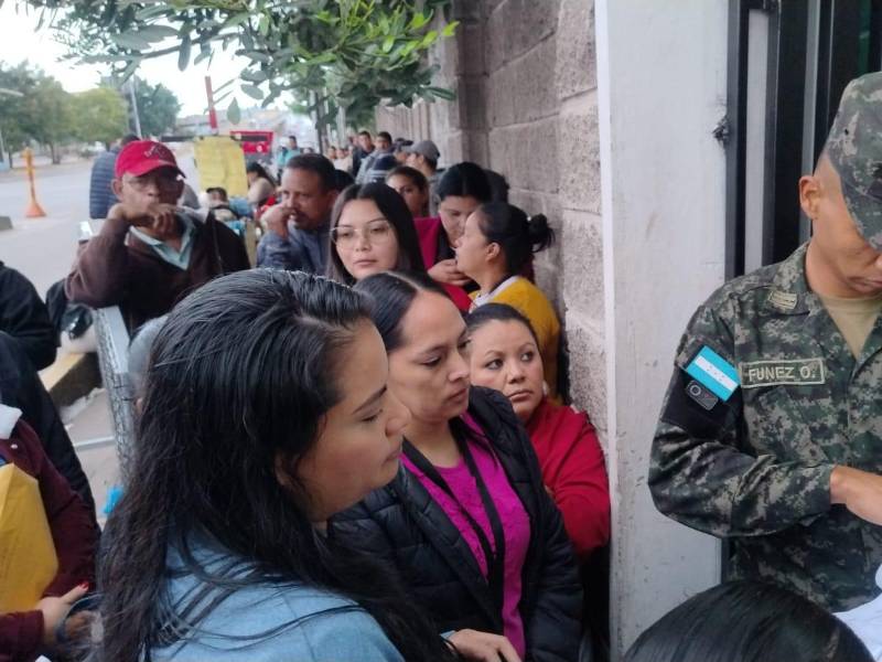 Antes de ingresar, los representantes de cada partido deben ser encontrados en una lista que manejan los cuerpos militares que resguardan el CLE.