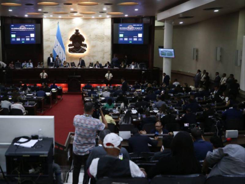 Tres diputadas se sumarán en el Congreso 2026-2030, según resultados preliminares del CNE.