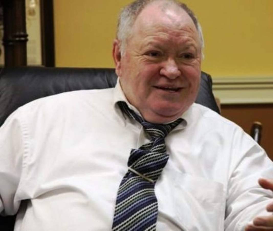 Familia recauda dinero para enfermos pero lo gasta en viajes, autos