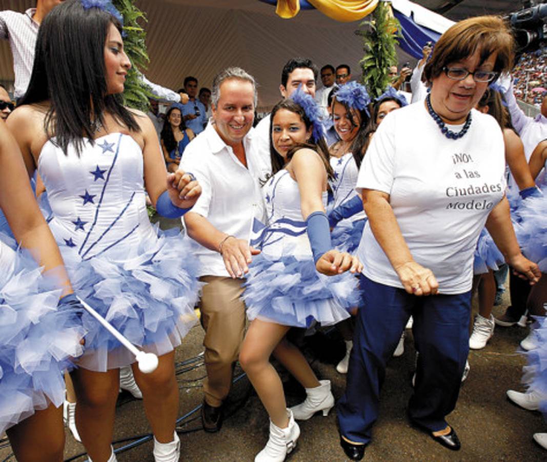 Baile y mojigangas se robaron el show en fiestas de Independencia