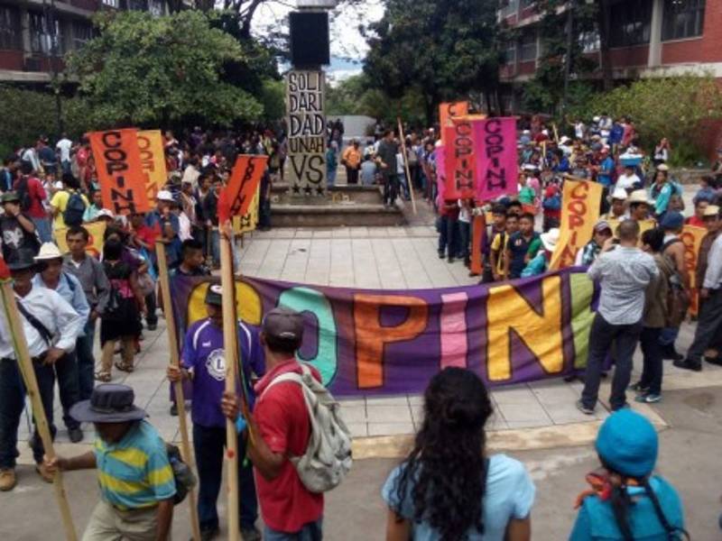 Dicha protesta es apoyada por varios movimientos estudiantiles de la UNAH, donde se dieron cita los miembros del Copinh. (FOTO: Eva Muñoz)