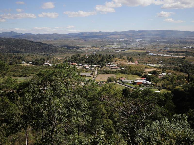 Desde los cielos se puede ver que a los alrededores del Río del Hombre existen zonas productivas.