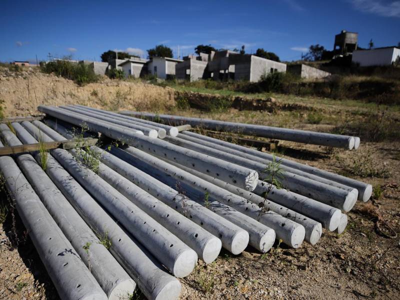 En el predio todavía están tirados los postes que debían colocar para iluminar las calles del proyecto habitacional. Solo hay unas 10 casas, la mayoría sin concluir.