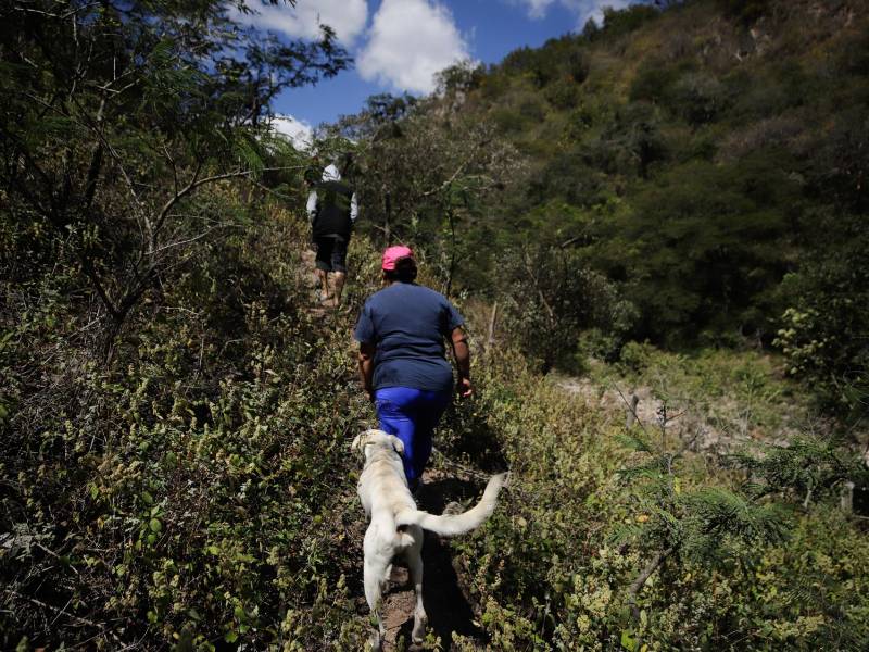 La llegada del equipo periodístico generó desconfianza entre los pobladores de Jiniguare. Sin embargo, después de un diálogo extenso y de aclarar los motivos de la visita, accedieron a acompañarlos hasta la montaña donde se suponía que debía construirse la represa.