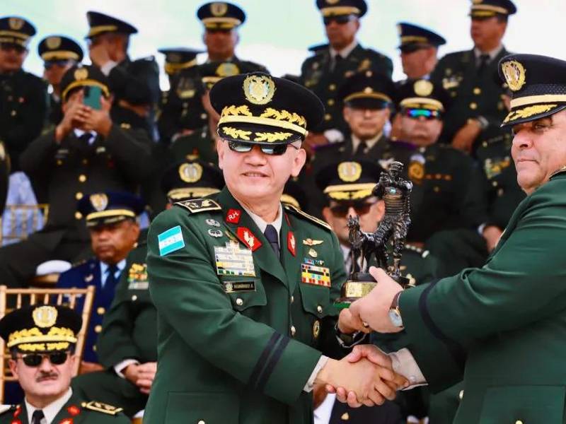 La pugna entre el jefe del Estado Mayor Conjunto, Rooselvelt Hernández, y el general Ramiro Muñoz ha generado una guerra interior en las Fuerzas Armadas.